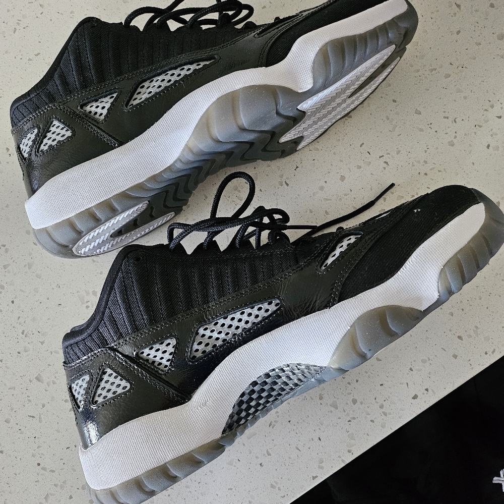 Jordan 11 low retro IE size 11.5